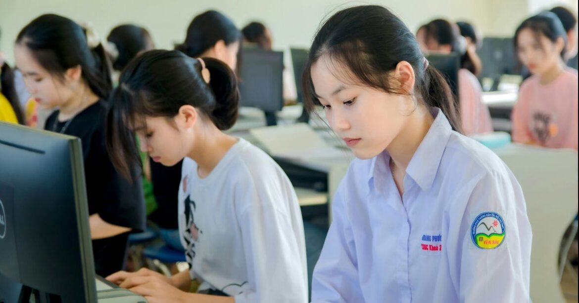 Ban Ki-moon Global Citizen Scholarship Program 2025 Young students diligently working on computers in a classroom, representing academic excellence and global learning through the Ban Ki-moon Global Citizen Scholarship.