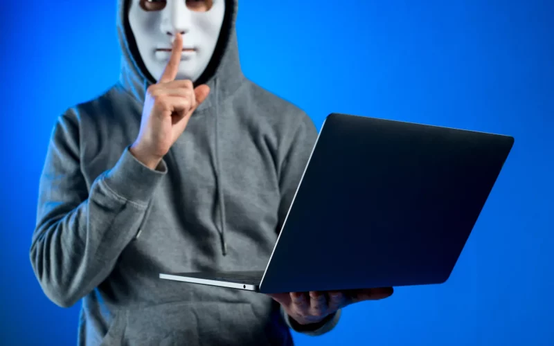 portrait-hacker-with-mask-1-scaled-r0pkdgp6b0vupyuecphcyxit6roii279rii8dpic94 Top 5 Scholarship Scams That Fooled Millions—Don’t Be the Next Victim